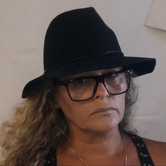 Black short floppy hat - Picture 2 of 11